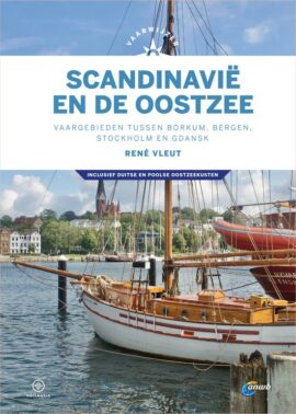 Vaarwijzer Scandinavië en de Oostzee, boek door René Vleut; houten zeiljacht aan steiger, voor kajuitzeilers.