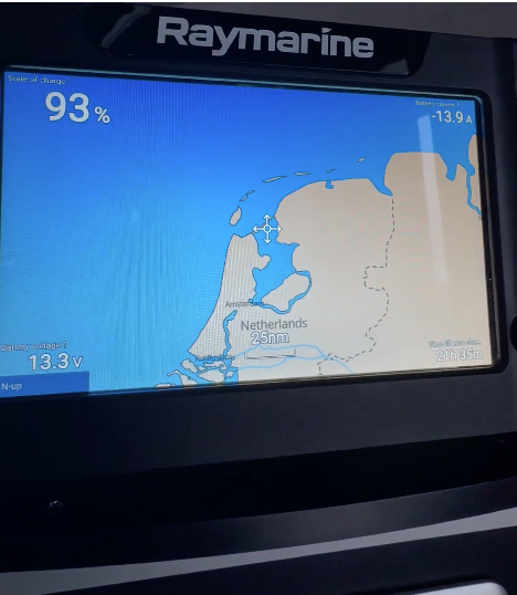 Raymarine navigatie display, lithiumaccu 93%, spanning 13.3V, 25 mijl routekaart Nederland, ideaal aan boord.