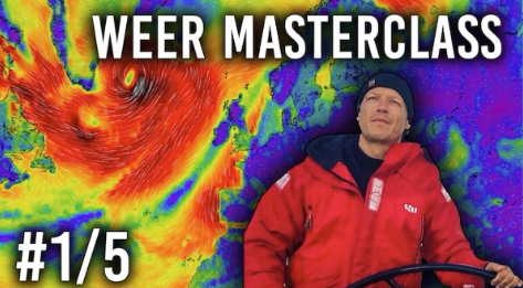 Man met Musto BR1 zeiljas bij stuurwiel, radarbeeld cycloon, WEER MASTERCLASS, #1/5. Voor navigatie aan dek.