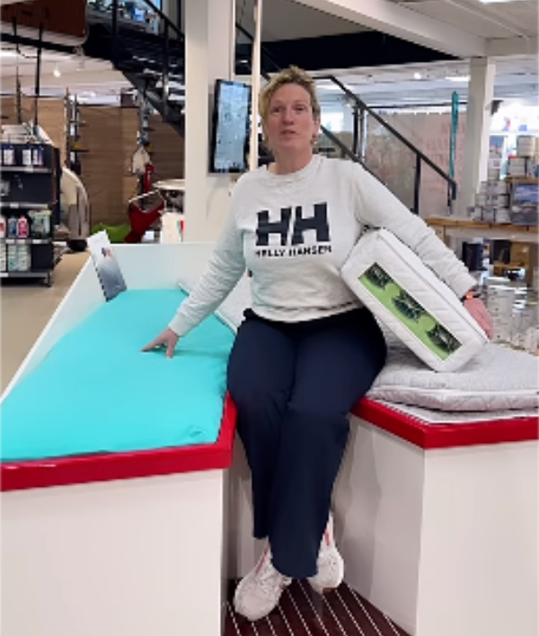 Helly Hansen fleece trui, donkere zeilbroek, demo op matras, houdt doos met 3 kunststof mokken-ideaal voor kajuit gebruik.
