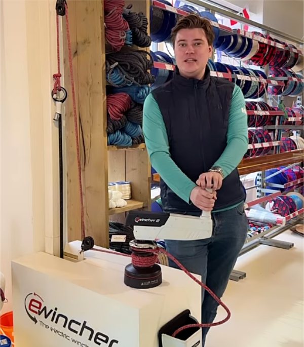 Op Sailspecials Open Dag toont zeiler ewincher2 elektrische lierhendel op zeilboot-lier, dyneema vallen gerangschikt.
