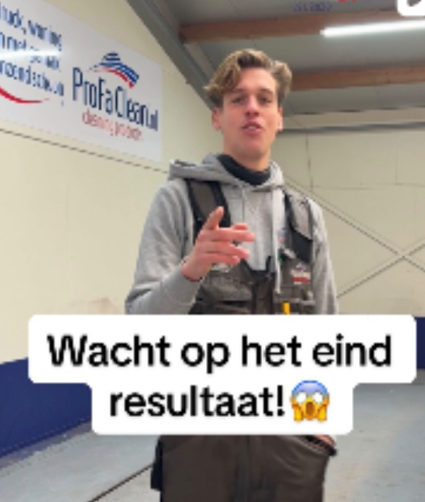 ProfaClean.nl zeiloverall, polyester; monteur wijst. Slogan "Wacht op het eindresultaat! Open Dag jachthaven.