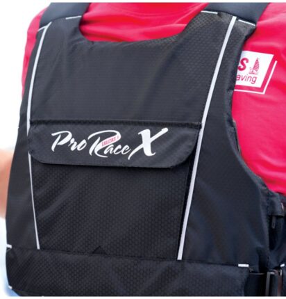 Pro Race X Zwemvest Lalizas 50N drijfvermogen, zwart met witte accenten; rooddingsvest over rood shirt, ideaal voor zeilen.