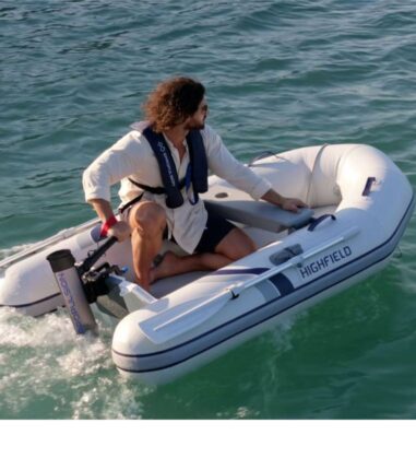 Highfield rubberboot, Epropulsion eLite elektrische buitenboordmotor, man met reddingsvest, casual kleding; varen op het water.