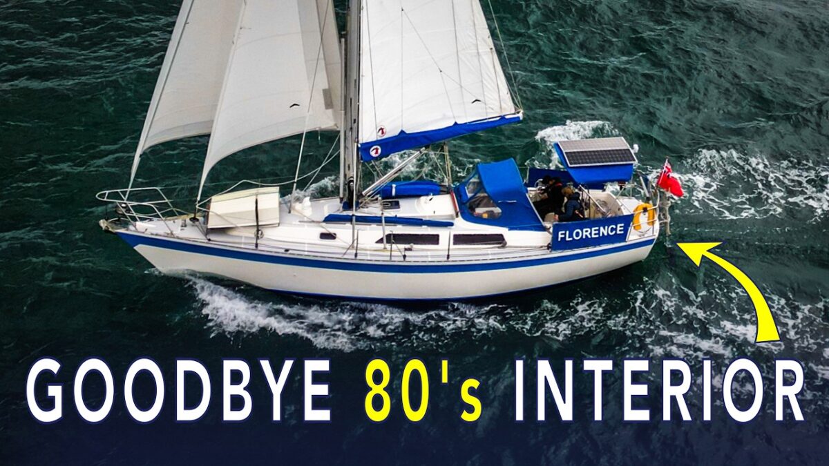 FLORENCE Beneteau zeiljacht, polyester romp, ruime kuip, kruisen op open water, "GOODBYE 80s INTERIOR" op dek.