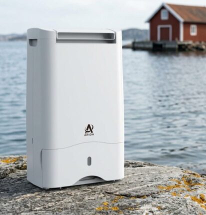 Arida Oslo 10L luchtontvochtiger met wifi, wit, op een steiger aan de waterkant; ideaal voor vochtbestrijding aan boord.