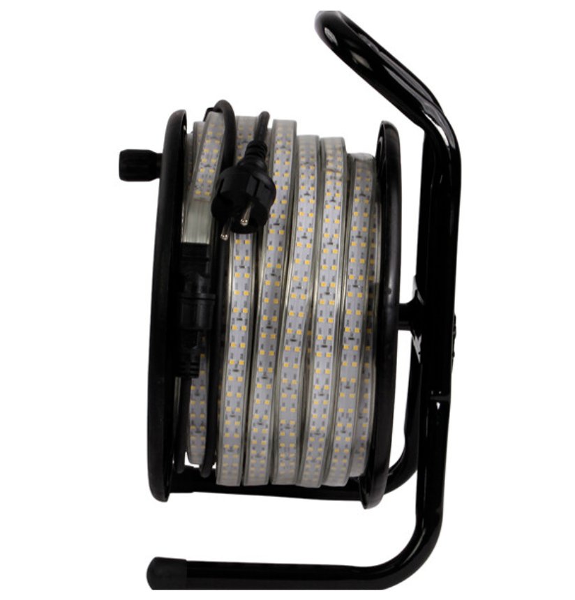 Sea Knot Bingo LED-lijn, PVC, opgerold als landvast op een zwarte metalen haspel met handgreep, stekker aan het uiteinde, bootdekverlichting.
